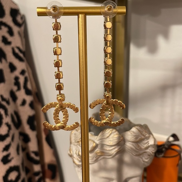 ✨🖤 Gorgeous Chanel Resin Crystal Pearl Long Drop Gold Earrings🖤✨ - Picture 6 of 9